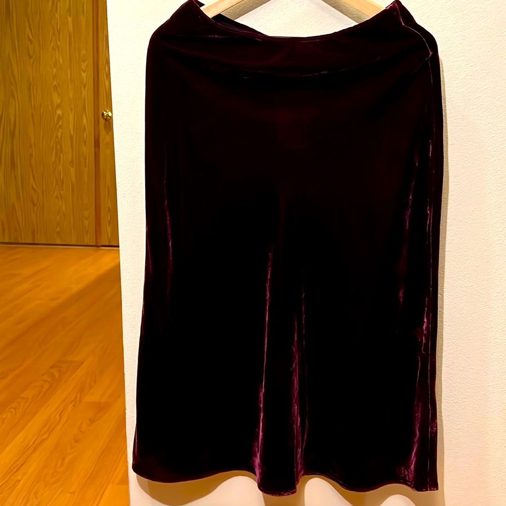 Banana Republic velvet dark red/burgundy midi skirt - Picture 3 of 12